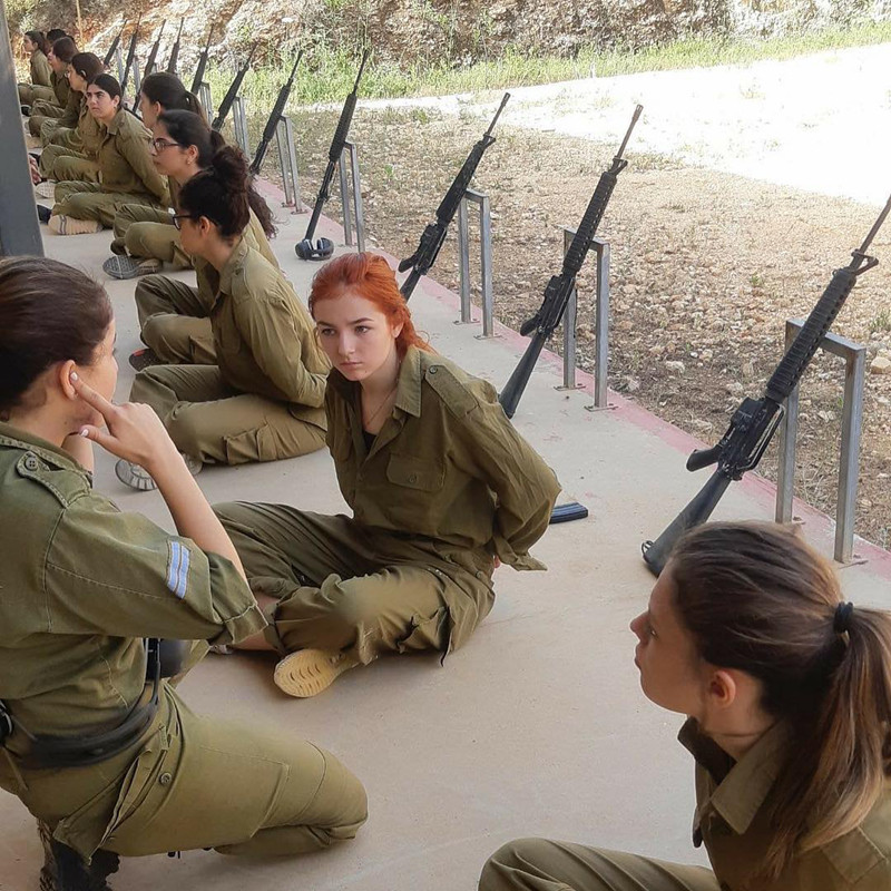 Do dân số ít mà lại đối mặt với nhiều kẻ thù, Israel thực hiện chính sách huy động nhiều phụ nữ tham gia quân đội.