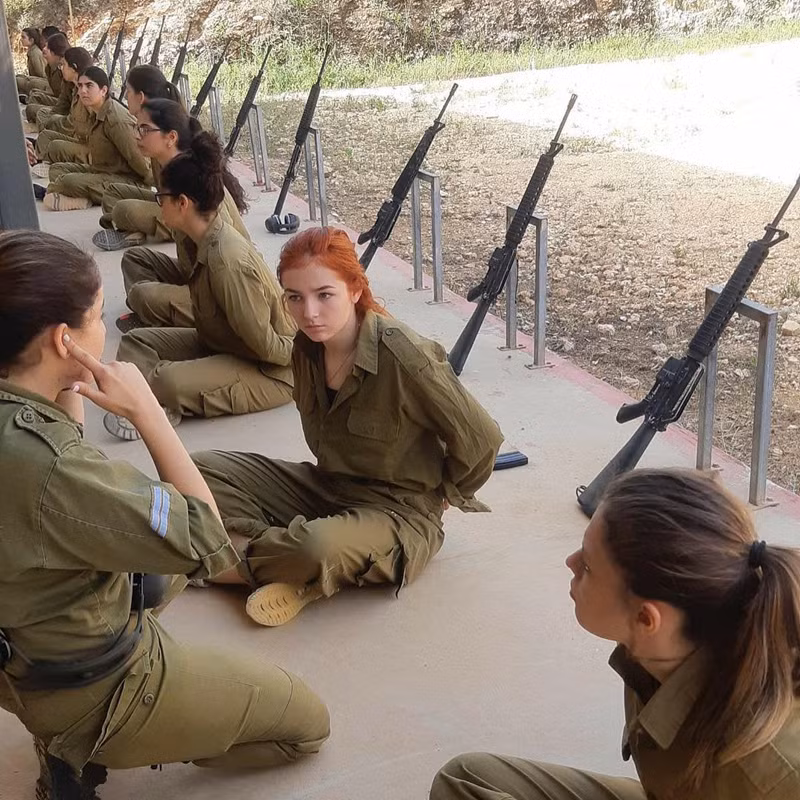 Do dân số ít mà lại đối mặt với nhiều kẻ thù, Israel thực hiện chính sách huy động nhiều phụ nữ tham gia quân đội.
