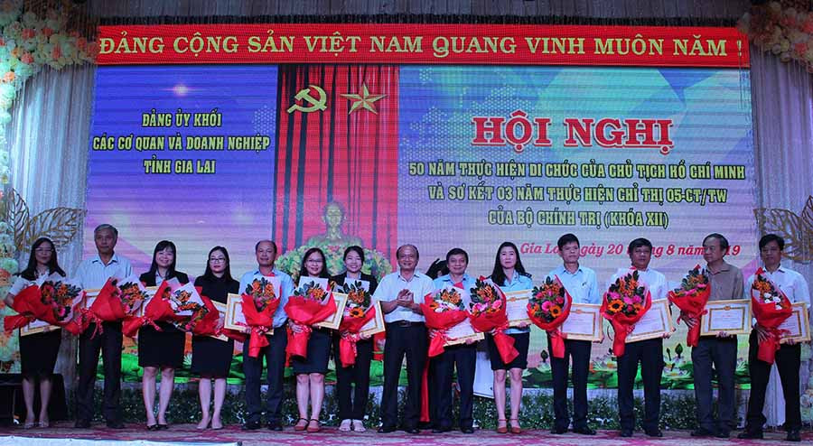 Các cá nhân có thành tích trong “Học tập và làm theo tư tưởng, đạo đức, phong cách Hồ Chí Minh” giai đoạn 2016-2019 được tuyên dương tại hội nghị. Ảnh: N.G