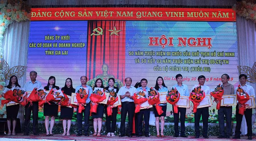 Các cá nhân có thành tích trong “Học tập và làm theo tư tưởng, đạo đức, phong cách Hồ Chí Minh” giai đoạn 2016-2019 được tuyên dương tại hội nghị. Ảnh: N.G