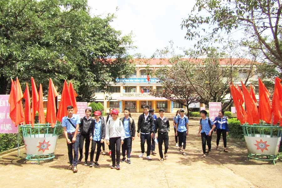 Đoàn viên thanh niên học sinh Trường THPT Huỳnh Thúc Kháng. Ảnh: T.N Đoàn viên thanh niên học sinh Trường THPT Huỳnh Thúc Kháng. Ảnh: T.N