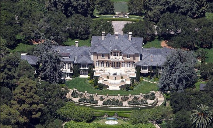 Diện tích của ngôi biệt thự này rộng khoảng 7.000m2 được Oprah mua với giá 50 triệu USD vào năm 2001. Sau khi đầu tư cải tạo, hiện tại biệt thự được định giá khoảng 100 triệu USD.