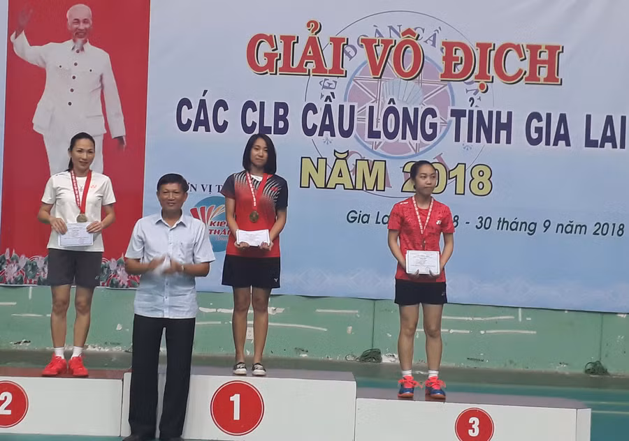 Ban Tổ chức trao huy chương cho các vận động viên đạt thành tích cao tại giải. Ảnh: Nguyễn Tú