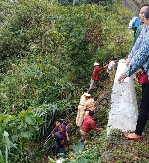 Lực lượng chức năng tiến hành cứu hộ các nạn nhân trong vụ tai nạn - Ảnh: Facebook