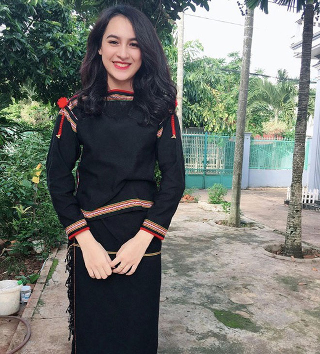 H'Duyên Bkrông hay còn được gọi với tên thân mật là Duyên, hiện tại Duyên đang theo học tại trường Cao đẳng Văn hóa - Nghệ thuật tỉnh Đắk Lắk. H'Duyên Bkrông hay còn được gọi với tên thân mật là Duyên, hiện tại Duyên đang theo học tại trường Cao đẳng Văn hóa - Nghệ thuật tỉnh Đắk Lắk.