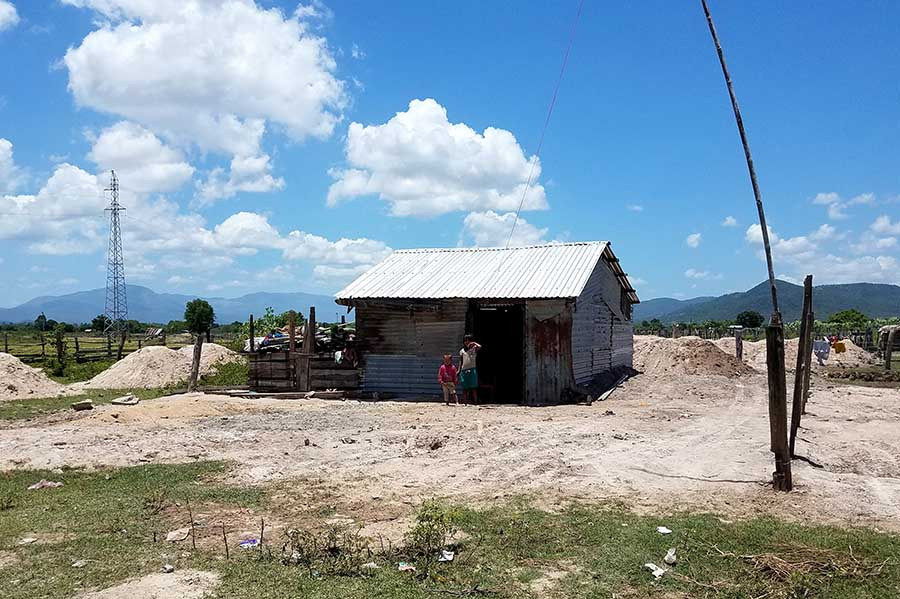 Một ngôi nhà vừa di dời qua làng tái định cư. Ảnh: L.H Một ngôi nhà vừa di dời qua làng tái định cư. Ảnh: L.H