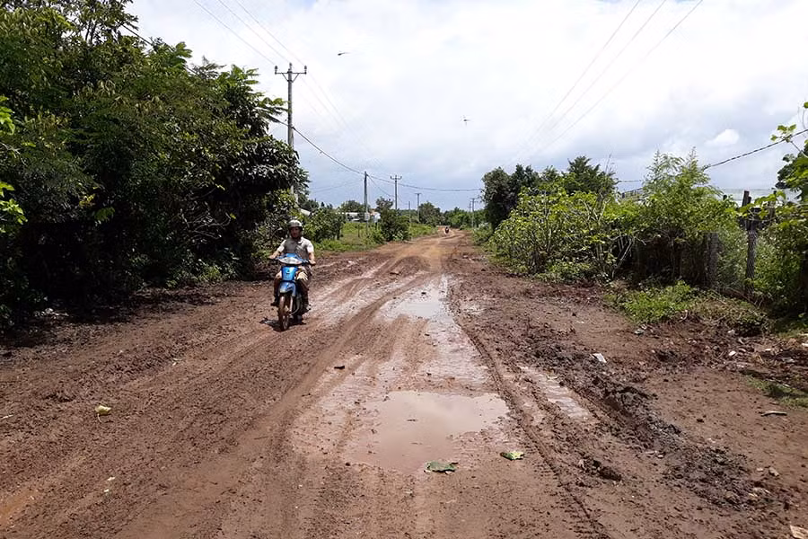  Nhiều tuyến đường nội thôn, liên thôn ở xã Hbông chưa được đầu tư cứng hóa, bê tông hóa. Ảnh: Q.T