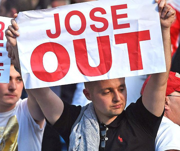  CĐV M.U đòi sa thải Mourinho.