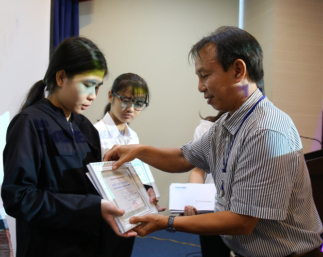 Anh Nguyễn Quang Thông trao học bổng cho các tân sinh viên ẢNH: NGỌC DƯƠNG