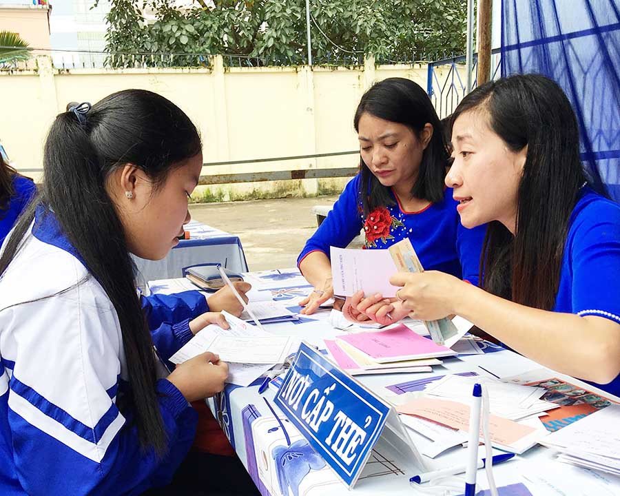  Thư viện tỉnh tổ chức cấp thẻ bạn đọc tại một sự kiện về sách. Ảnh: H.N