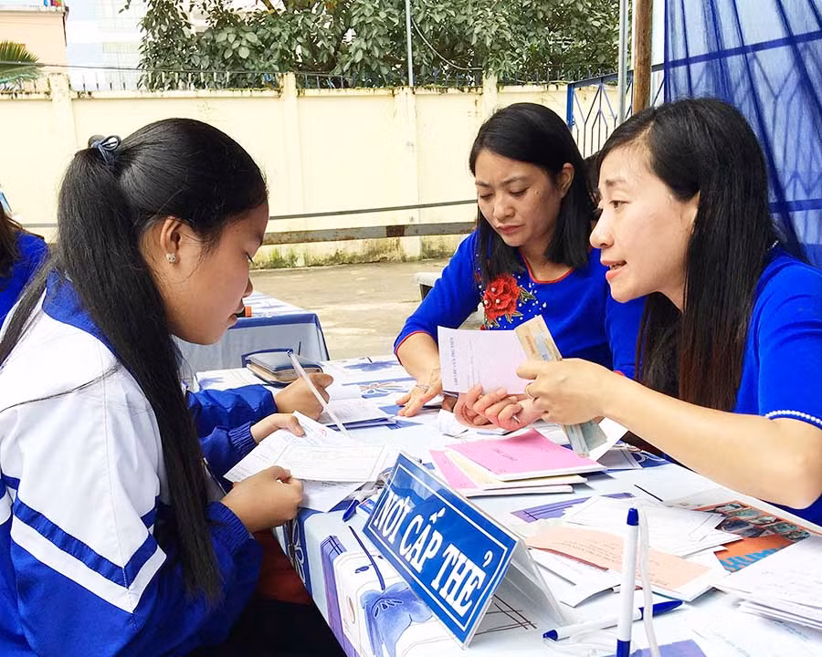  Thư viện tỉnh tổ chức cấp thẻ bạn đọc tại một sự kiện về sách. Ảnh: H.N