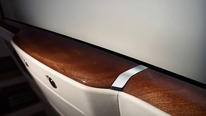 Viền tấm kính sẽ được cung cấp nhiều tùy chọn khác nhau, trong đó có ốp gỗ, bọc da hay kim loại. 