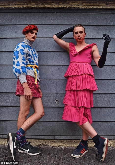 Hai người đàn ông trong trang phục nữ giới trên đường phố.