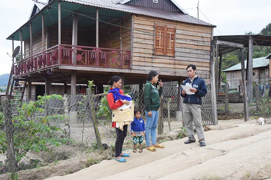  Cán bộ xã Đak Pling tuyên truyền, vận động người dân thay đổi nếp nghĩ, cách làm để phát triển sản xuất. Ảnh: Ngọc Sang