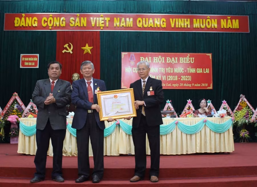 Phó chủ tịch UBND tỉnh Kpă Thuyên tặng Bằng khen cho BCH Hội. Ảnh: Phan Lài