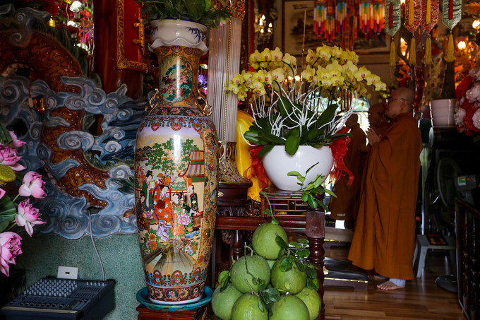 Ngay khu vực trang trọng nhất của chánh điện là bốn chiếc có chiều cao hơn 2 m, thuộc dòng gốm Giang Tây của Trung Quốc. Ngay khu vực trang trọng nhất của chánh điện là bốn chiếc có chiều cao hơn 2 m, thuộc dòng gốm Giang Tây của Trung Quốc.