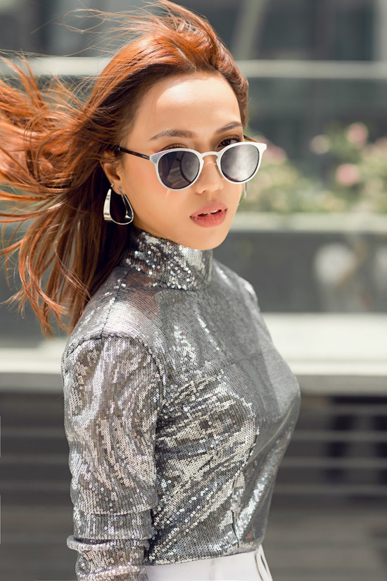 Về nguyên tắc lựa chọn trang phục, Diệu Nhi cho biết cô ưu tiên hàng đầu những thiết kế tạo sự thoải mái, dễ di chuyển và phù hợp với tính chất công việc. Diễn viên khẳng định, mặc dù bản thân rất yêu thích hàng hiệu nhưng cô không có thói quen mua đồ một cách 'bất chấp'. Về nguyên tắc lựa chọn trang phục, Diệu Nhi cho biết cô ưu tiên hàng đầu những thiết kế tạo sự thoải mái, dễ di chuyển và phù hợp với tính chất công việc. Diễn viên khẳng định, mặc dù bản thân rất yêu thích hàng hiệu nhưng cô không có thói quen mua đồ một cách 'bất chấp'.