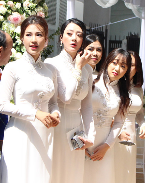  Dàn dâu phụ diện áo dài rạng rỡ trong lễ rước dâu