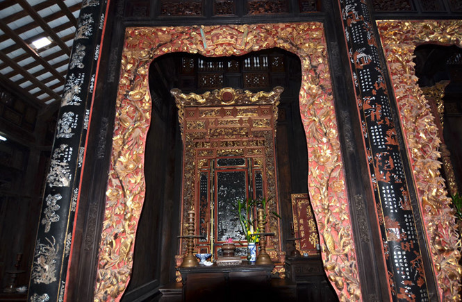 Gian thờ tự bên trong ngôi nhà Gian thờ tự bên trong ngôi nhà