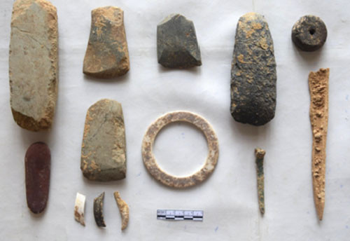 Hiện vật đá, đồng và xương ở Đền Thắm. Ảnh: NVCC. Hiện vật đá, đồng và xương ở Đền Thắm. Ảnh: NVCC.