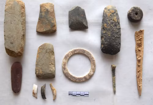  Hiện vật đá, đồng và xương ở Đền Thắm. Ảnh: NVCC.