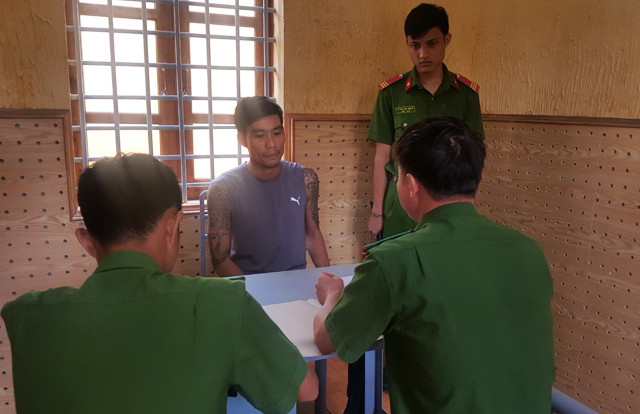 Đối tượng bảo kê sầu riêng Phạm Văn Lương tại cơ quan công an.