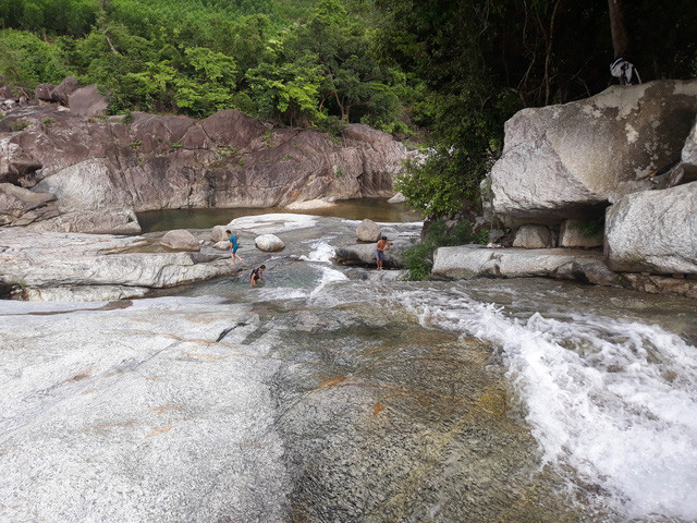 Bên cạnh dòng nước nhẹ nhàng, róc rách là những thác nước tung bọt trắng xóa bên bờ đá hùng vĩ.