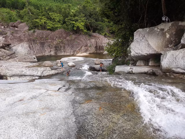 Bên cạnh dòng nước nhẹ nhàng, róc rách là những thác nước tung bọt trắng xóa bên bờ đá hùng vĩ.
