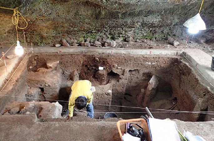 Khai quật khảo cổ học trong hang động núi lửa Krông Nô. (Ảnh: Báo Đắk Nông)