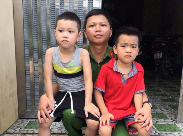  Hai cháu nhỏ được Trung úy Thịnh và dì ruột của Trung úy Thịnh cứu sống