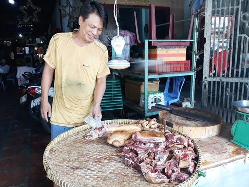 Thịt chó giờ vẫn còn là món ăn khoái khẩu của nhiều người dù thế giới văn minh kêu gọi từ bỏ. Ảnh: SỸ HƯNG