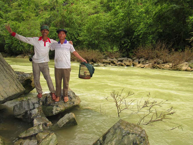 Tác giả (trái) tại cực Bắc cùng Lý Mý Nhù