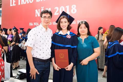 Bố mẹ đi cùng người đẹp sinh năm 1996 trong buổi nhận bằng tốt nghiệp 