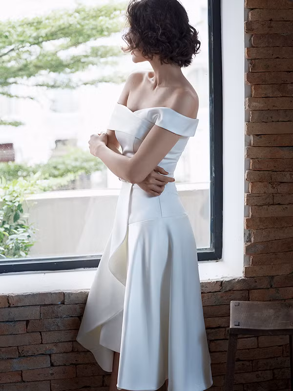 Những chi tiết nếp gấp được áp dụng một cách linh hoạt trên vai áo, phần eo, ngực áo. Sự chăm chút tỉ mỉ cho từng đường cắt may góp phần mang lại sự tinh tế cho từng mẫu váy đầm.