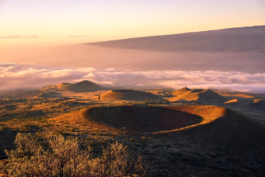 Mặt trời chiếu vào núi Mauna Kea ở Hawaii, Mỹ. Đây là một ngọn núi lửa đã tắt được NASA sử dụng để quan sát và đào tạo phi hành gia. Ảnh: Jiwon Chung.