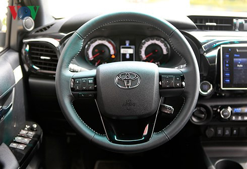 Vô-lăng bọc da thiết kế mới tích hợp các phím điều khiển.