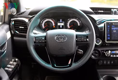 Vô-lăng bọc da thiết kế mới tích hợp các phím điều khiển.