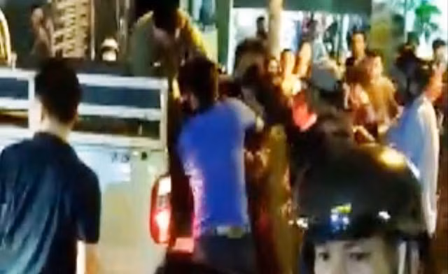 Công an đưa nam thanh niên đi cấp cứu. Ảnh: C.T