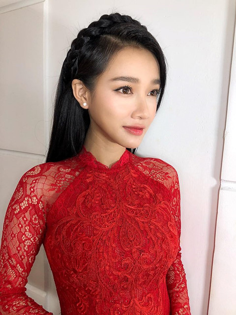  Nhã Phương trang điểm nhẹ nhàng, thắt tóc đơn giản