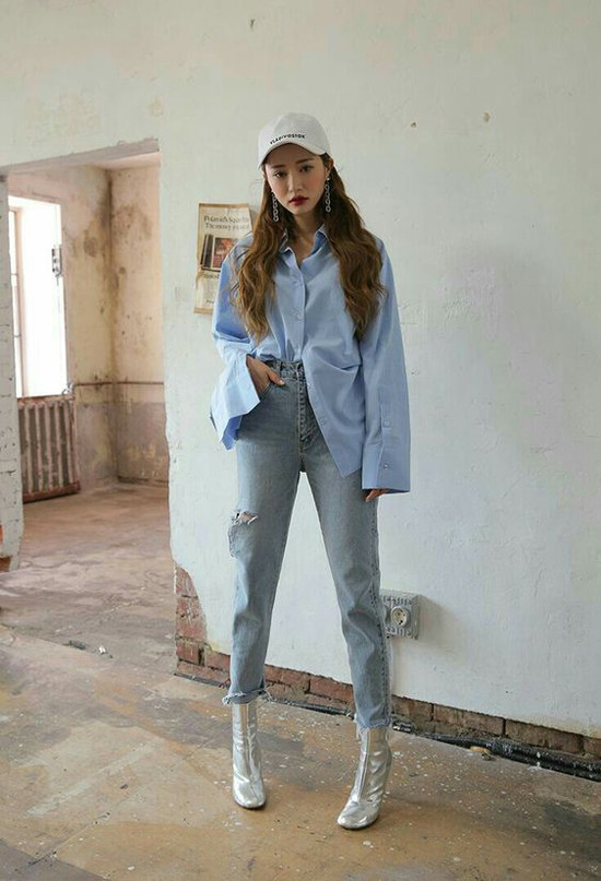 Những cô nàng thích sự nổi bật có thể chọn các kiểu bốt ánh kim để phối đồ dạo phố. Ngoài jeans skinny thì đây còn là phụ kiện dễ tạo sự ăn ý cùng bộ suit ngắn, chân váy chữ A, váy bất đối xứng.  Những cô nàng thích sự nổi bật có thể chọn các kiểu bốt ánh kim để phối đồ dạo phố. Ngoài jeans skinny thì đây còn là phụ kiện dễ tạo sự ăn ý cùng bộ suit ngắn, chân váy chữ A, váy bất đối xứng.