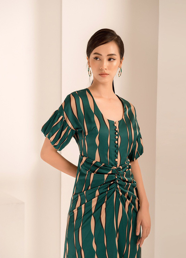 Linh cũng chia sẻ rằng cô chưa từng can thiệp thẩm mỹ vào gương mặt và thích những đường nét tự nhiên của mình. Bí quyết giữ gìn nhan sắc của cô chỉ đơn giản là sống vui vẻ, hạnh phúc. Cô cho rằng người sống vui vẻ thì tự khắc sẽ trẻ trung, xinh đẹp. Linh cũng chia sẻ rằng cô chưa từng can thiệp thẩm mỹ vào gương mặt và thích những đường nét tự nhiên của mình. Bí quyết giữ gìn nhan sắc của cô chỉ đơn giản là sống vui vẻ, hạnh phúc. Cô cho rằng người sống vui vẻ thì tự khắc sẽ trẻ trung, xinh đẹp.