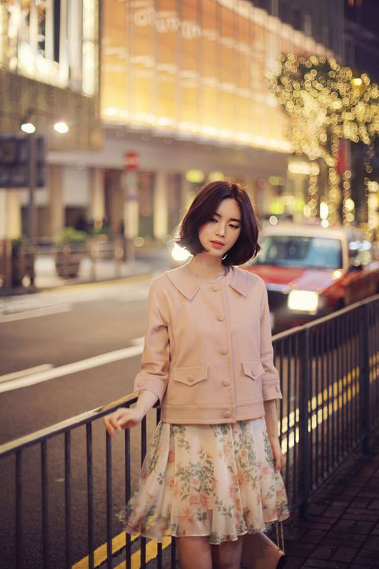  Cách phối hợp áo khoác có gam màu đồng điệu cùng váy họa tiết được các fashionista châu Á yêu thích. Đây cũng là công thức phối đồ phù hợp với bạn gái có vóc dáng nhỏ nhắn và chiều cao vừa phải.