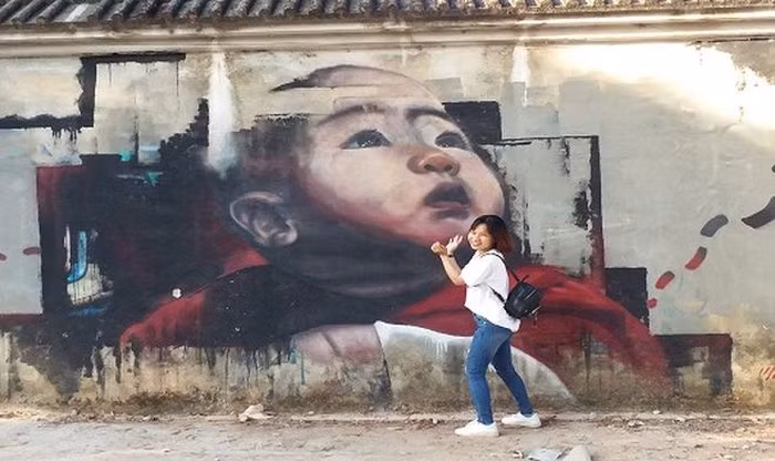 Người dân thích thú chiêm ngưỡng, chụp ảnh lưu niệm bên bức tường bích họa.