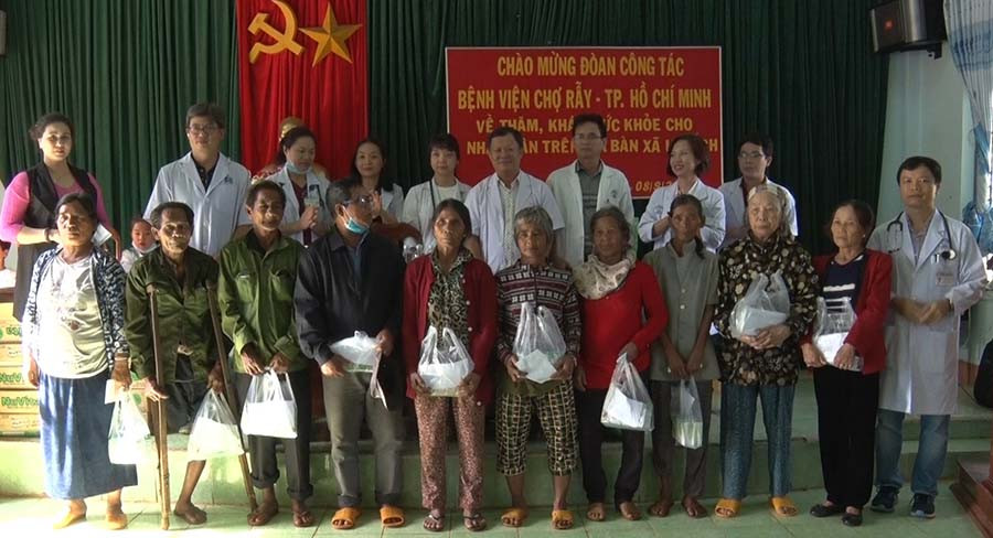  Trao quà cho cho người dân xã Ia Pếch. Ảnh: Hà Đức Thành