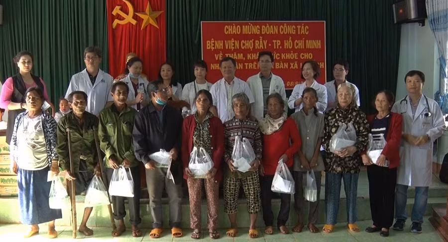  Trao quà cho cho người dân xã Ia Pếch. Ảnh: Hà Đức Thành