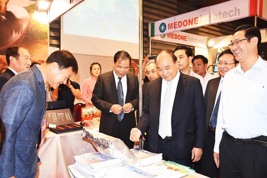 Thủ tướng Nguyễn Xuân Phúc tham quan các gian hàng tại Hội chợ Triển lãm sâm Ngọc Linh. Ảnh: M.T