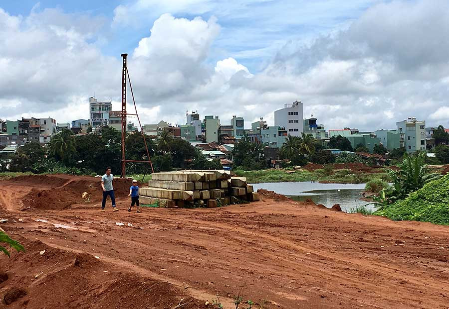  Nhiều dự án chậm tiến độ do vướng giải phóng mặt bằng. Ảnh: Hà Duy