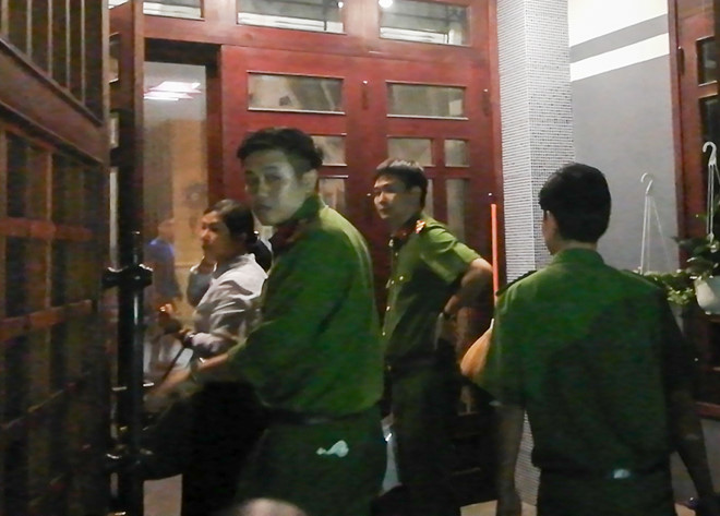 Cảnh sát khám xét nhà ông Bằng. Ảnh: Tiến Đạt.