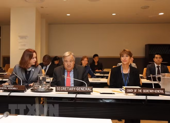 Chủ tịch Đại hội đồng Liên hợp quốc Maria Fernanda Espinosa Garces (trái) và Tổng thư ký Liên hợp quốc Antonio Guterres tại Hội nghị AUMM.