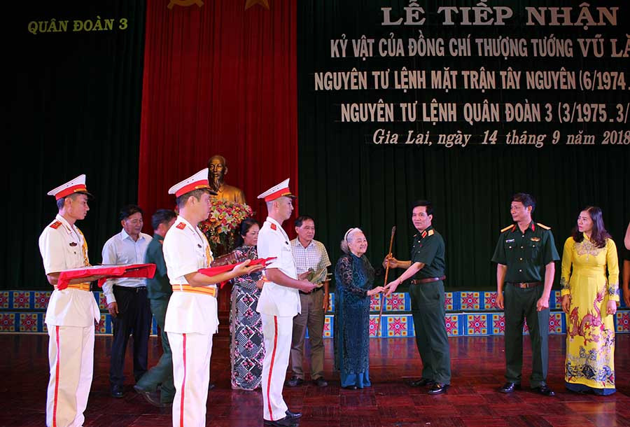 Vợ của cố Thượng tướng Vũ Lăng trao kỷ vật cho đại diện Quân đoàn 3. Ảnh: Vĩnh Hoàng Vợ của cố Thượng tướng Vũ Lăng trao kỷ vật cho đại diện Quân đoàn 3. Ảnh: Vĩnh Hoàng